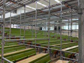 大学教室内　棚足場設置